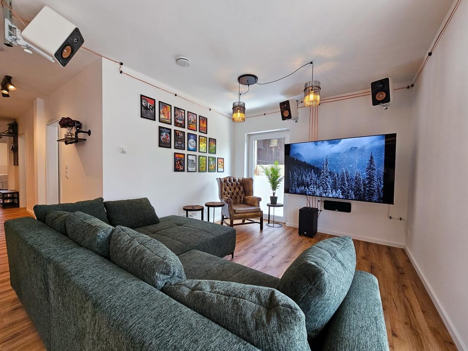 TV and multimedia, Living room, Seating area, Evening entertainment