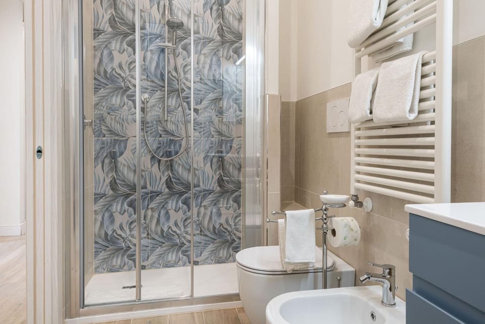 Shower, Toilet, Bathroom, towels