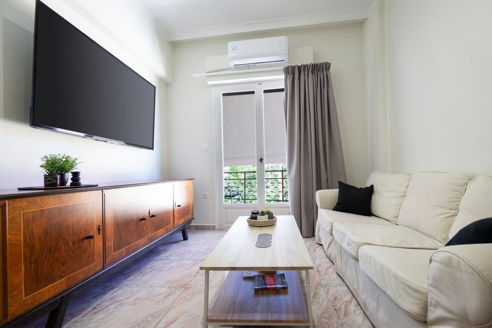 TV and multimedia, Living room, Seating area, Evening entertainment