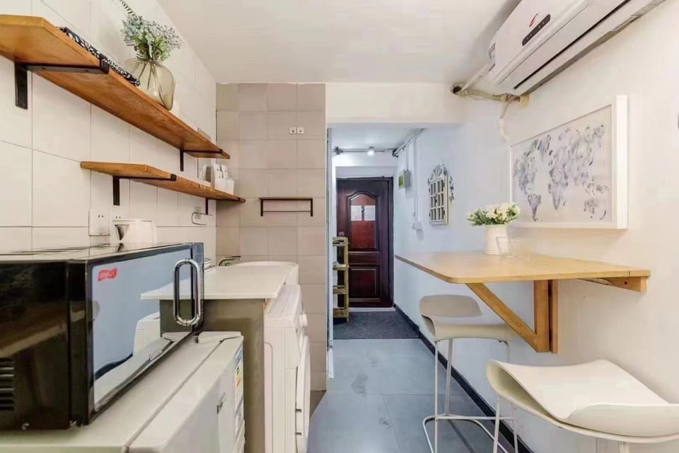 Kitchen or kitchenette, minibar