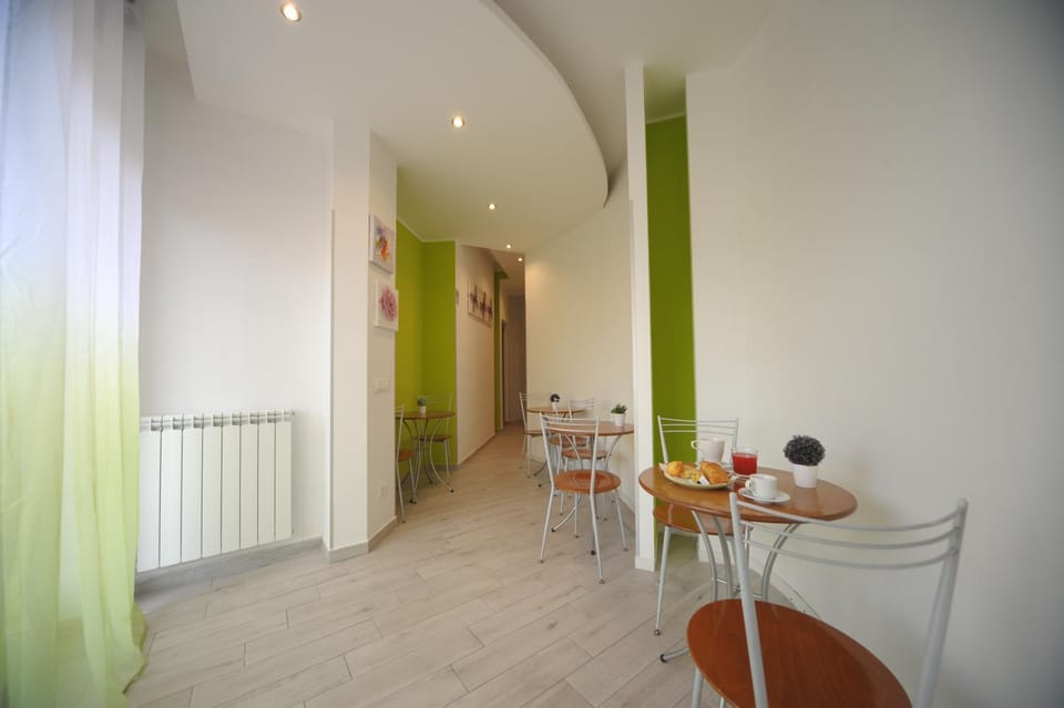 Dining area, Breakfast
