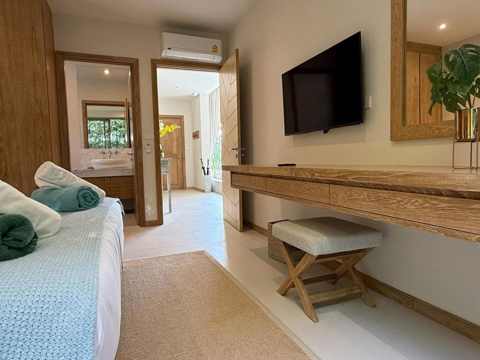 Bed, TV and multimedia, Bedroom