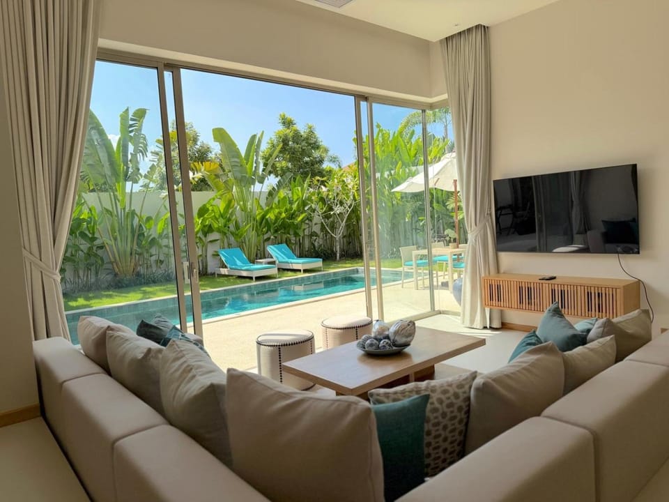 TV and multimedia, Living room, Seating area, Evening entertainment, Pool view