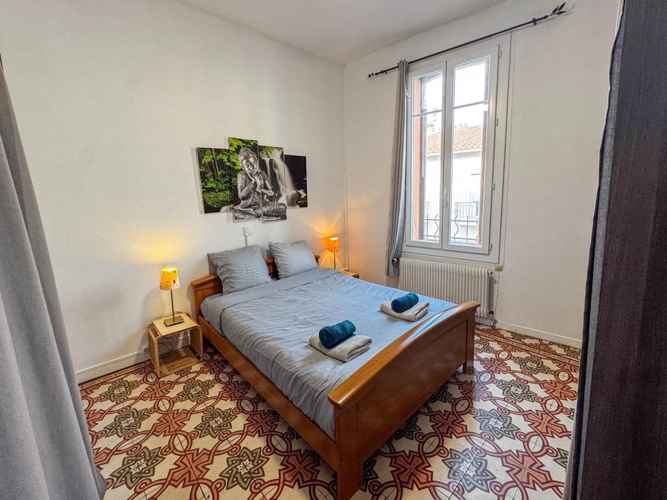 Bed, Photo of the whole room, Bedroom, towels