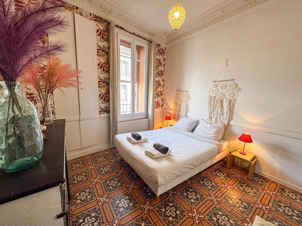 Bed, Photo of the whole room, Bedroom, towels
