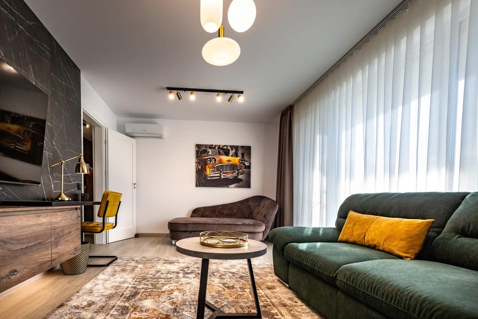 Bed, TV and multimedia, Coffee/tea facilities, Living room, Seating area, Evening entertainment, Mountain view, Mountain view, Supermarket/grocery shop, hair dresser, hair dresser, internet, internet