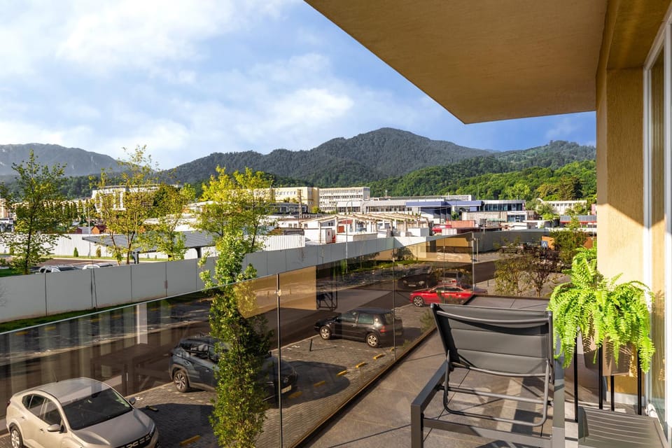 Restaurant/places to eat, Spring, Day, Natural landscape, Children play ground, Coffee/tea facilities, Balcony/Terrace, Mountain view, Location, Parking, sunbed