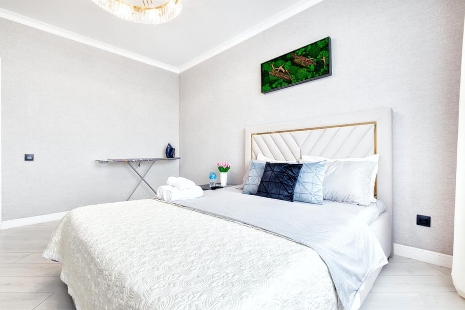 Bed, Photo of the whole room, Decorative detail, Bedroom