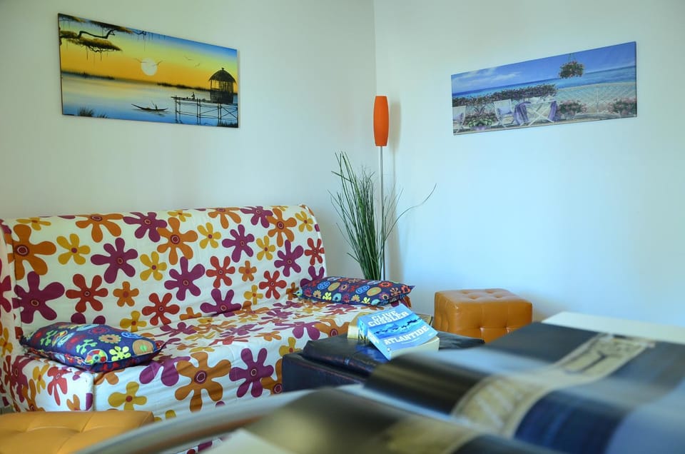 Photo of the whole room, Decorative detail