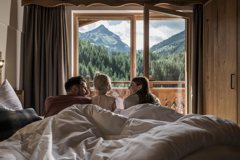 Bed, People, Natural landscape, View (from property/room), Balcony/Terrace, Photo of the whole room, Bedroom, Guests, Mountain view, group of guests