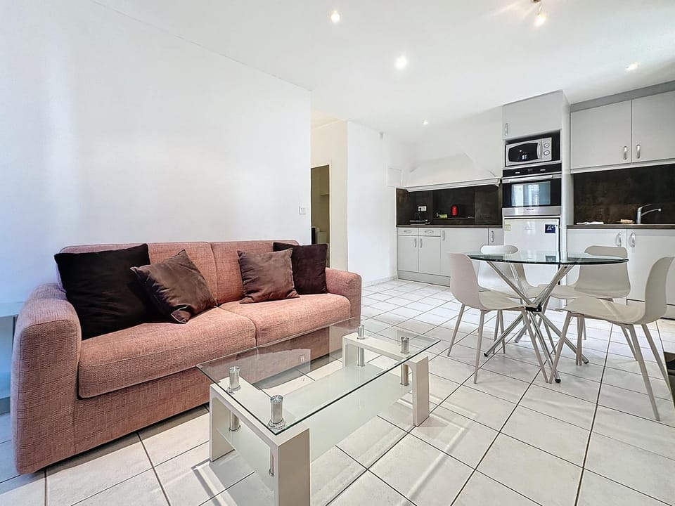 Kitchen or kitchenette, Living room, Seating area, Dining area, oven