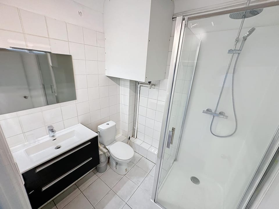 Shower, Toilet