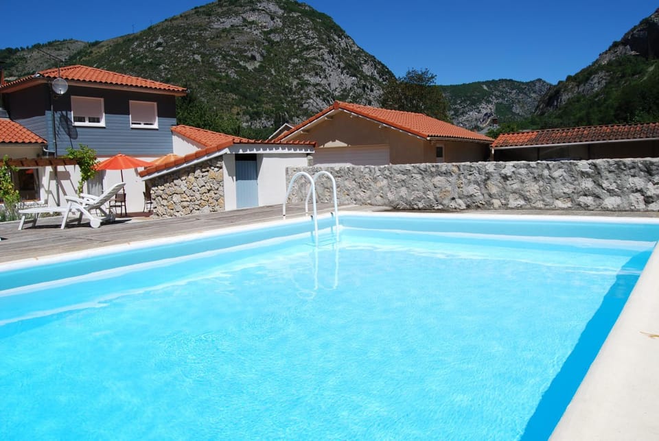 Swimming pool, Swimming pool