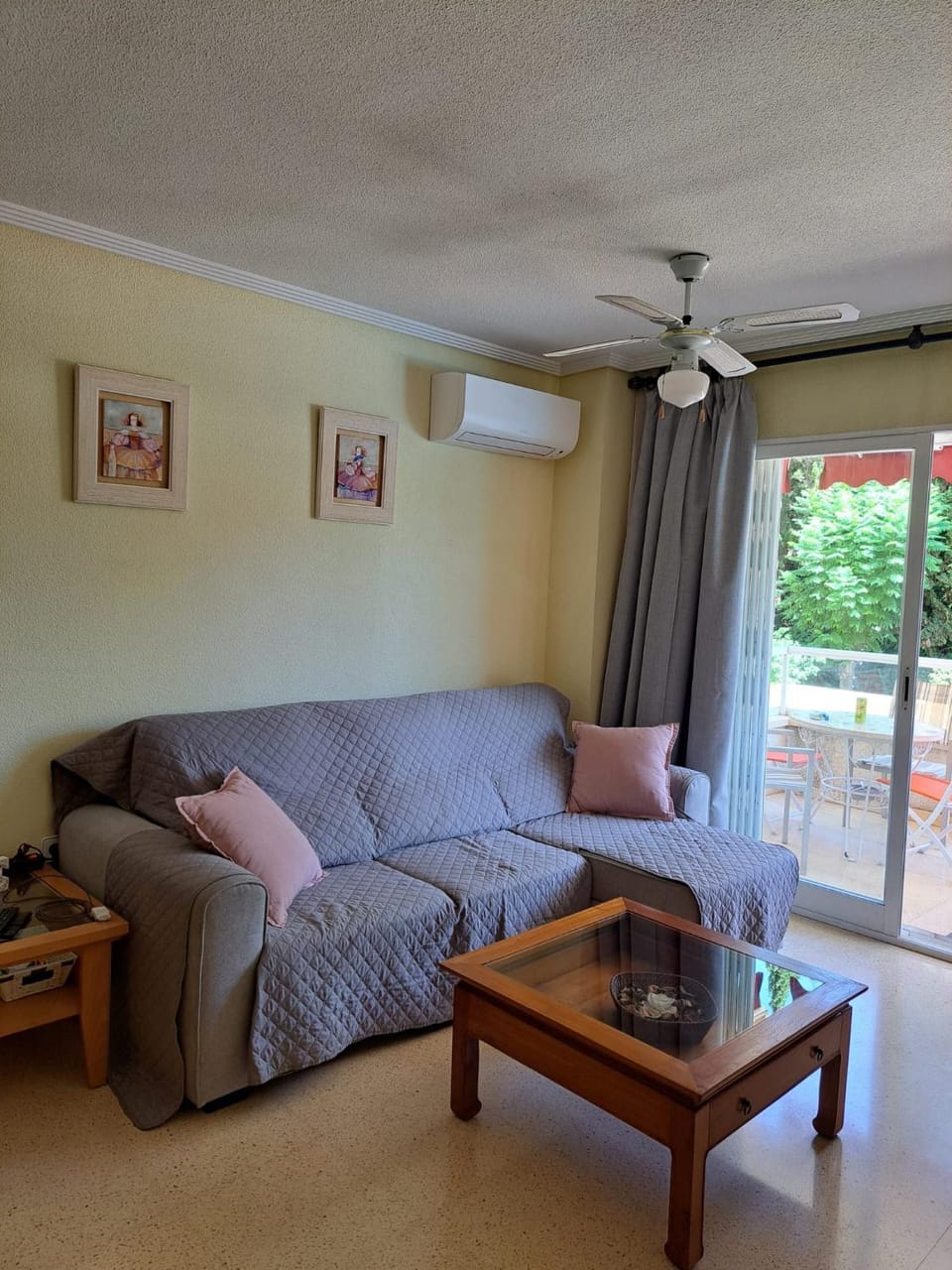 Living room, Seating area, air conditioner