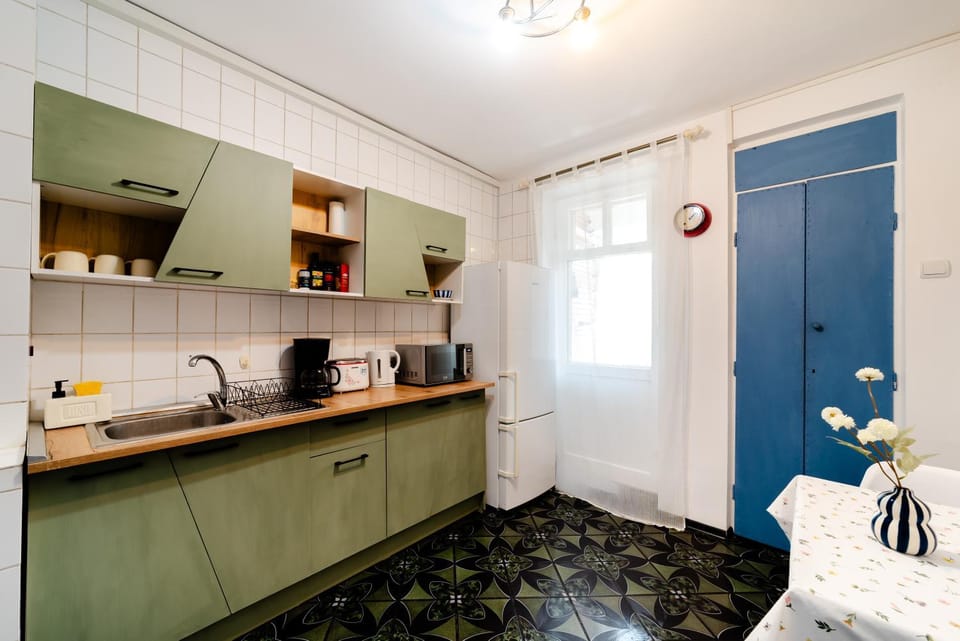 Coffee/tea facilities, Kitchen or kitchenette, Decorative detail, microwave, oven, stove, stove, toaster, kitchen, kitchen