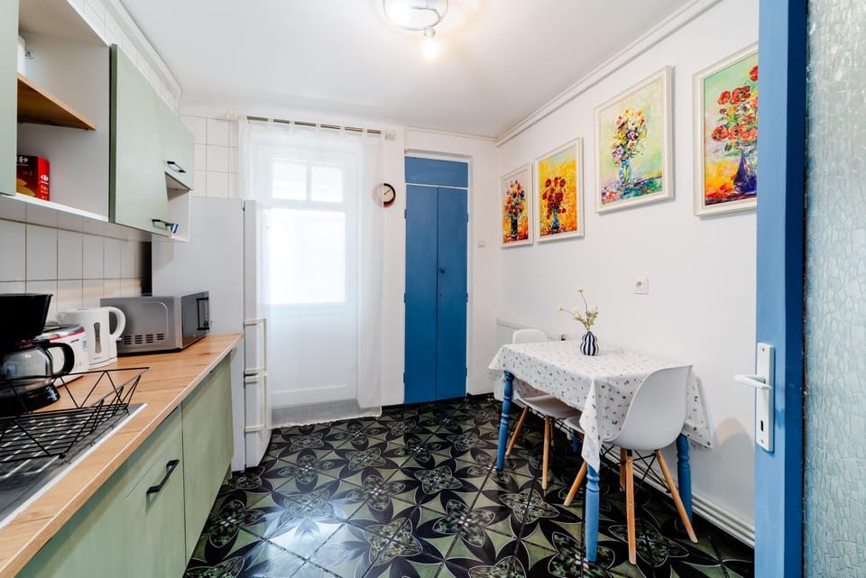 Coffee/tea facilities, Balcony/Terrace, Kitchen or kitchenette, Decorative detail, Dining area, microwave, oven, pet friendly, stove, toaster, kitchen