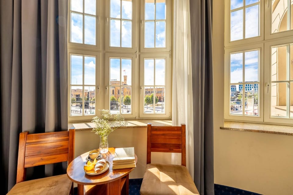 Off site, Photo of the whole room, City view