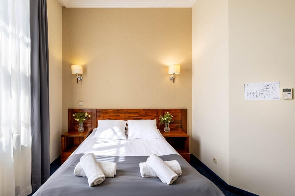 Bed, Bedroom, towels