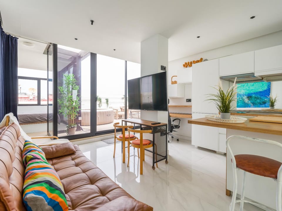 Communal lounge/ TV room, TV and multimedia, Kitchen or kitchenette, Living room, Seating area, Dining area