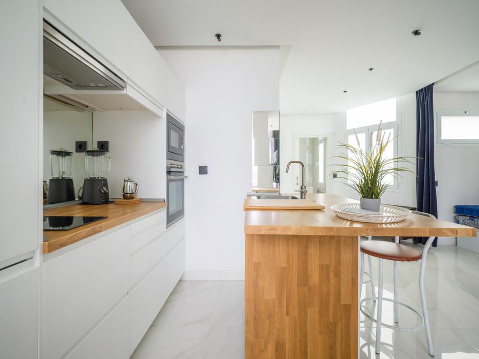 Kitchen or kitchenette, Dining area, oven, stove