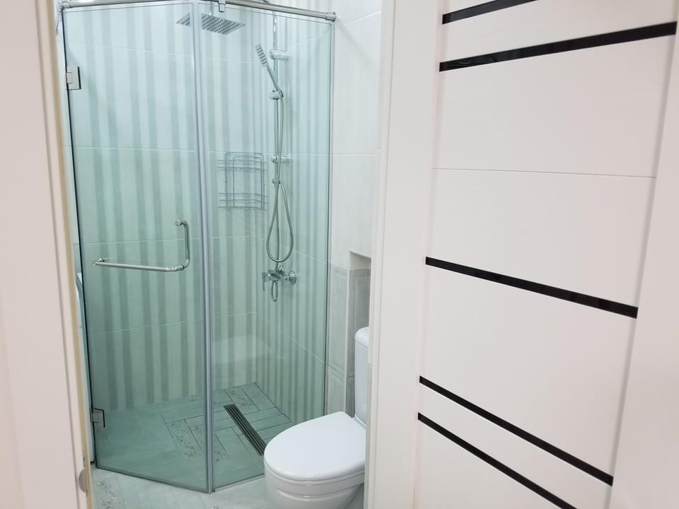 Shower, Toilet