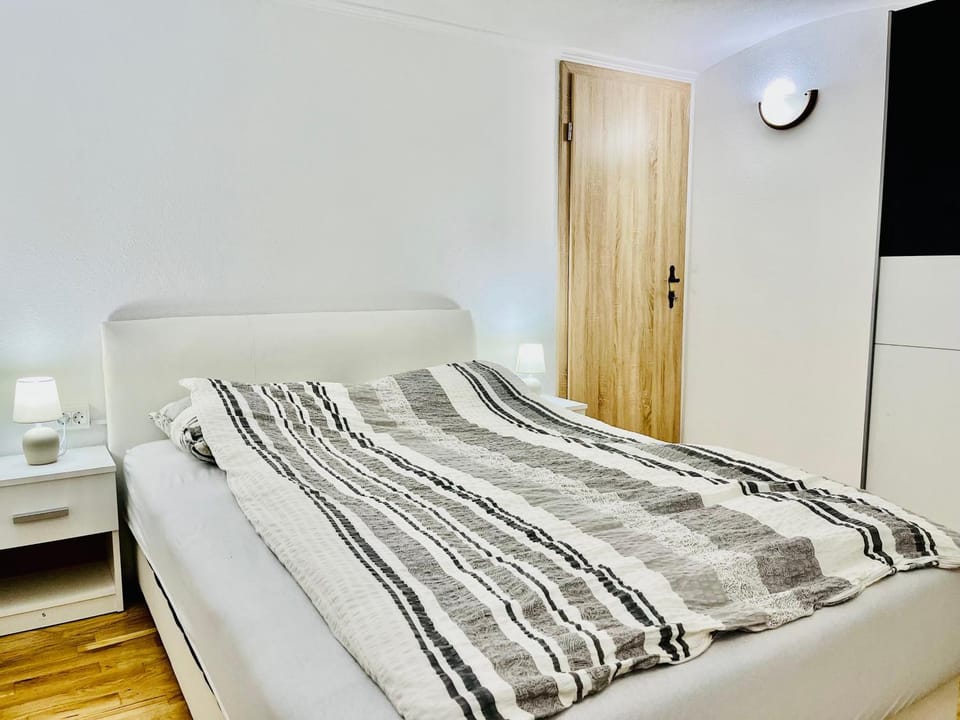 Bed, Photo of the whole room, Bedroom, wardrobe