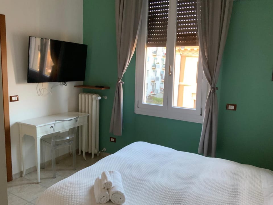 TV and multimedia, Photo of the whole room, Bedroom