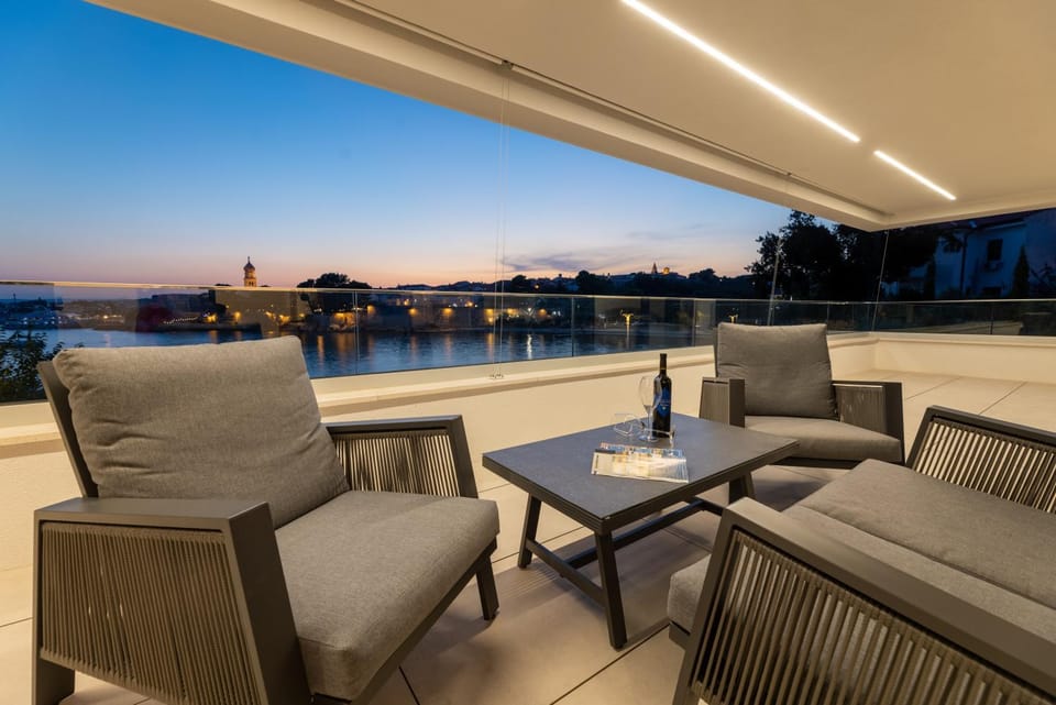 View (from property/room), Balcony/Terrace, Seating area, City view, Sea view
