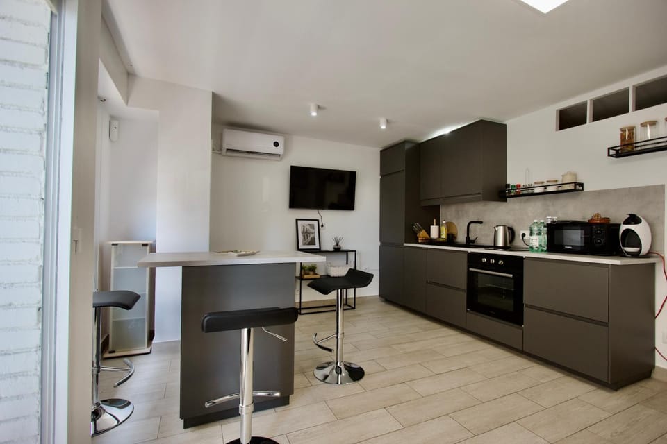 TV and multimedia, Kitchen or kitchenette, Dining area, air conditioner