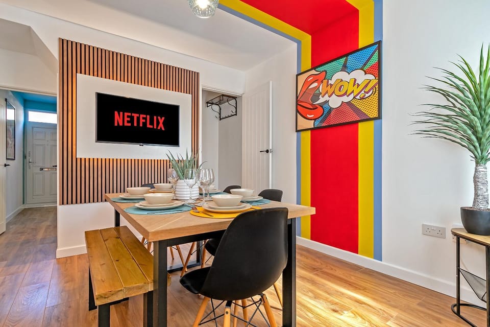 TV and multimedia, Seating area, Dining area