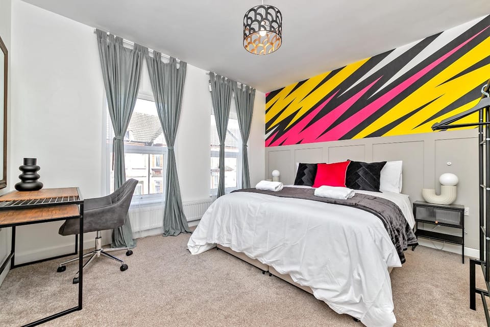 Bed, Bedroom, hair dresser