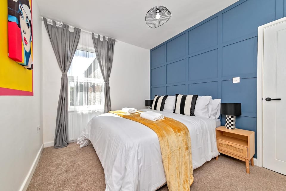 Photo of the whole room, Bedroom