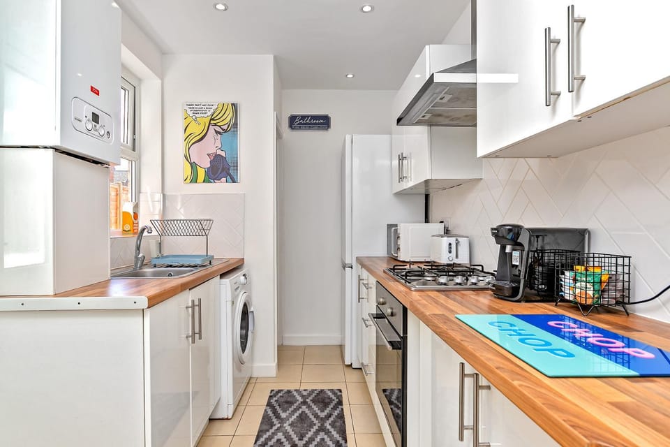 Coffee/tea facilities, Kitchen or kitchenette, oven, toaster, washing machine