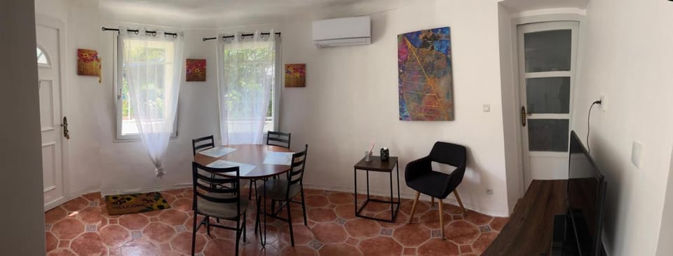 Living room, Seating area, Dining area, air conditioner