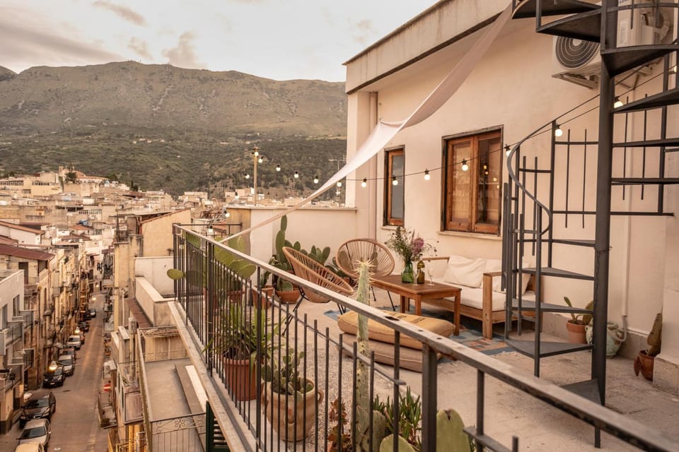 Natural landscape, View (from property/room), Balcony/Terrace, City view, Mountain view