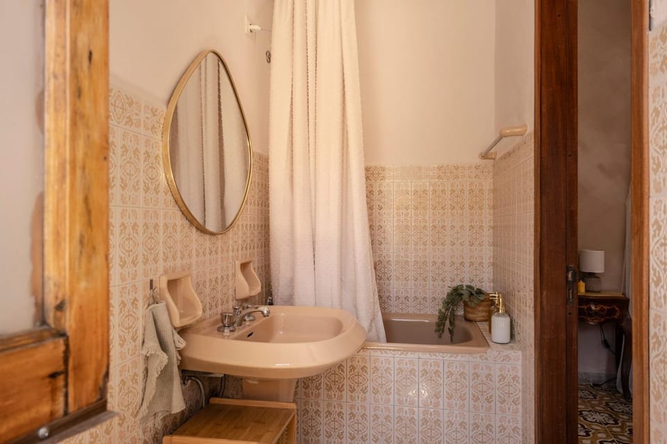 Bathroom, Bath, towels