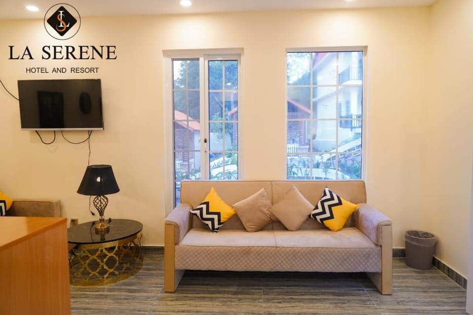 Communal lounge/ TV room, Facade/entrance, Garden, Garden, TV and multimedia, Living room, Lobby or reception, Decorative detail, Decorative detail, Seating area, Evening entertainment, Street view, Street view, furniture, furniture, furniture