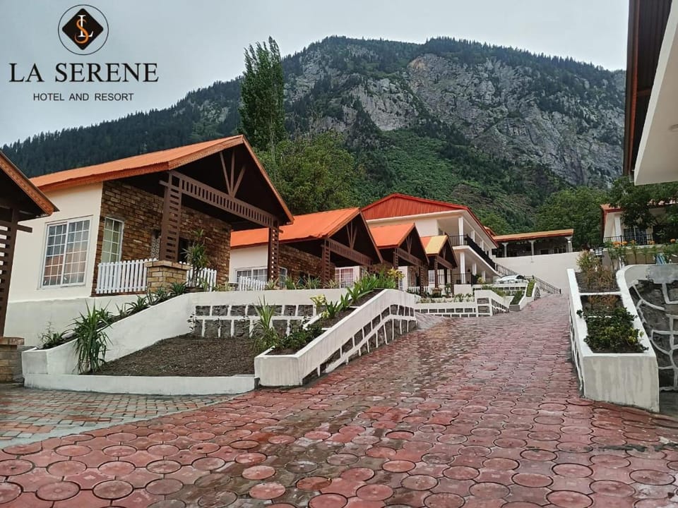 Property building, Nearby landmark, Restaurant/places to eat, Communal lounge/ TV room, Spring, Day, Natural landscape, TV and multimedia, View (from property/room), View (from property/room), Living room, Mountain view, Breakfast, VIP, VIP, VIP