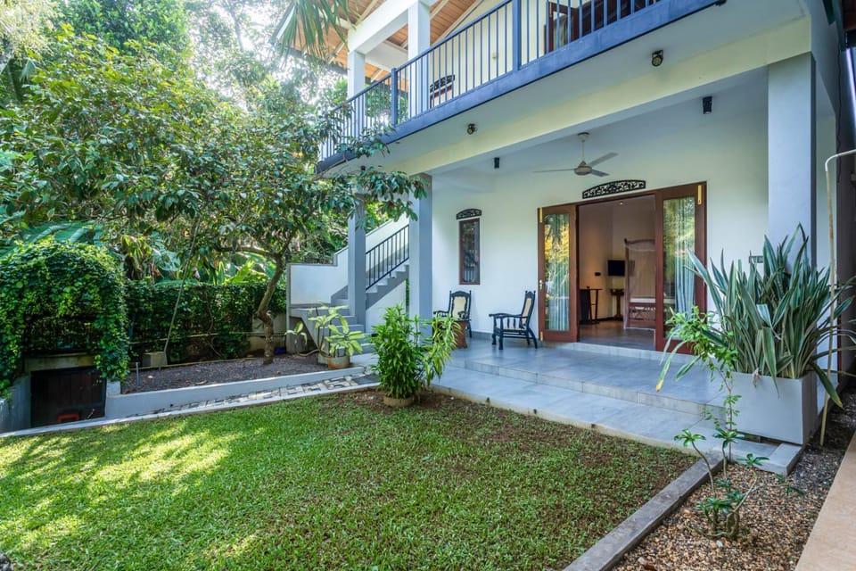 Property building, Patio, Day, Garden, Garden view