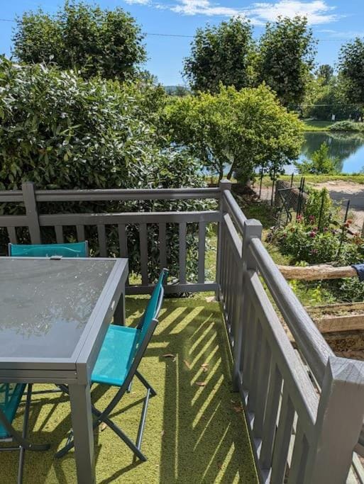 Maison vue sur l'eau avec jardin La Coulée Douce House in Auvergne-Rhône-Alpes