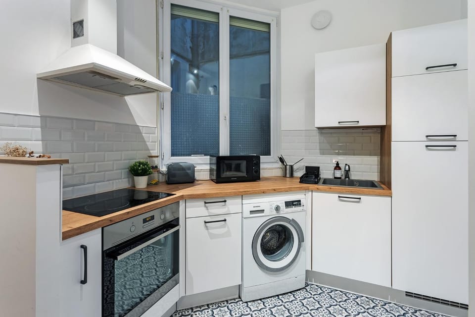 Coffee/tea facilities, oven, stove, toaster, washing machine, kitchen