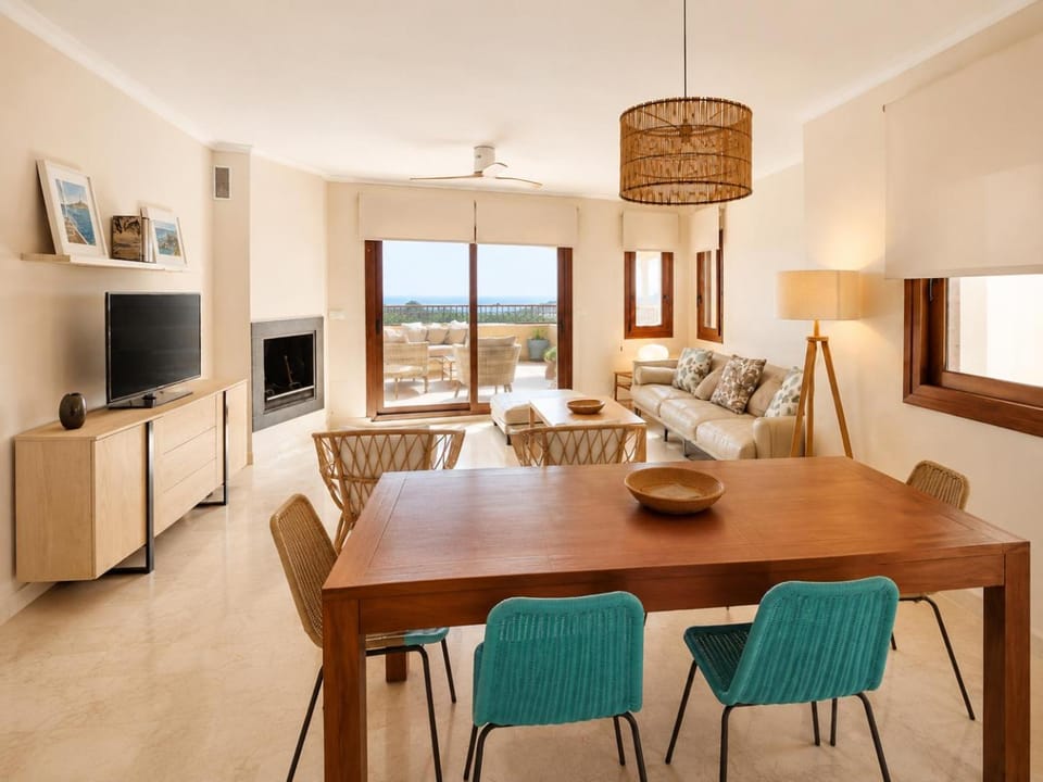 Seating area, Dining area, fireplace