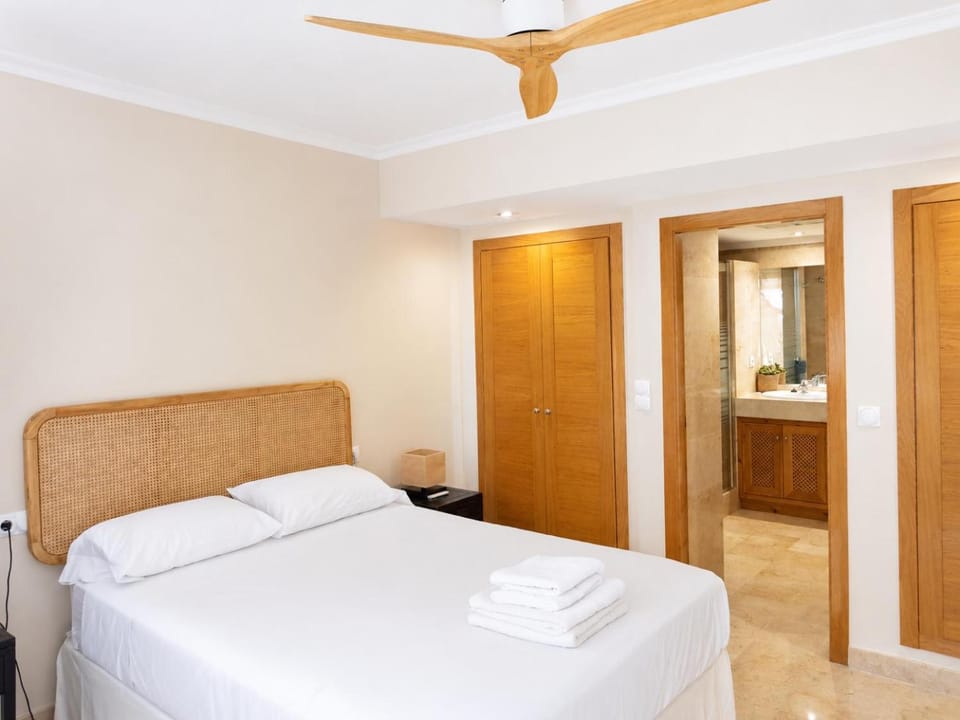 Bed, Bathroom, Photo of the whole room, Bedroom, wardrobe