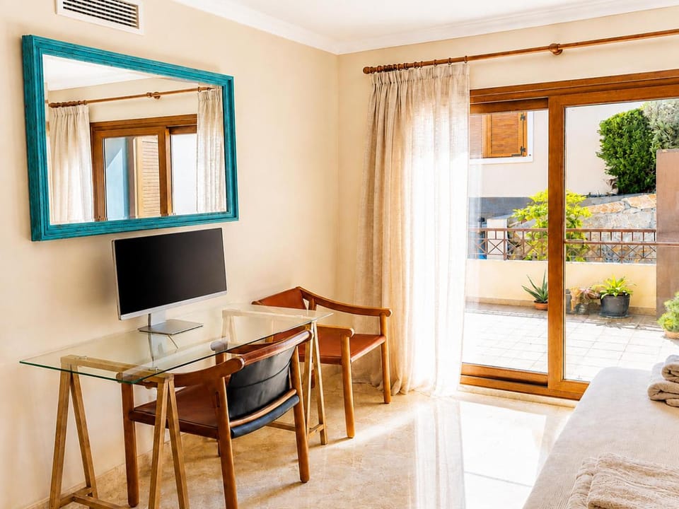 Seating area, Bedroom
