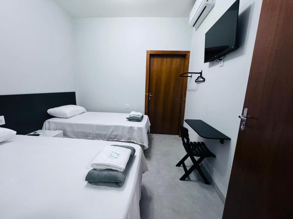Bed, TV and multimedia, Photo of the whole room, Evening entertainment, Bedroom, towels, air conditioner