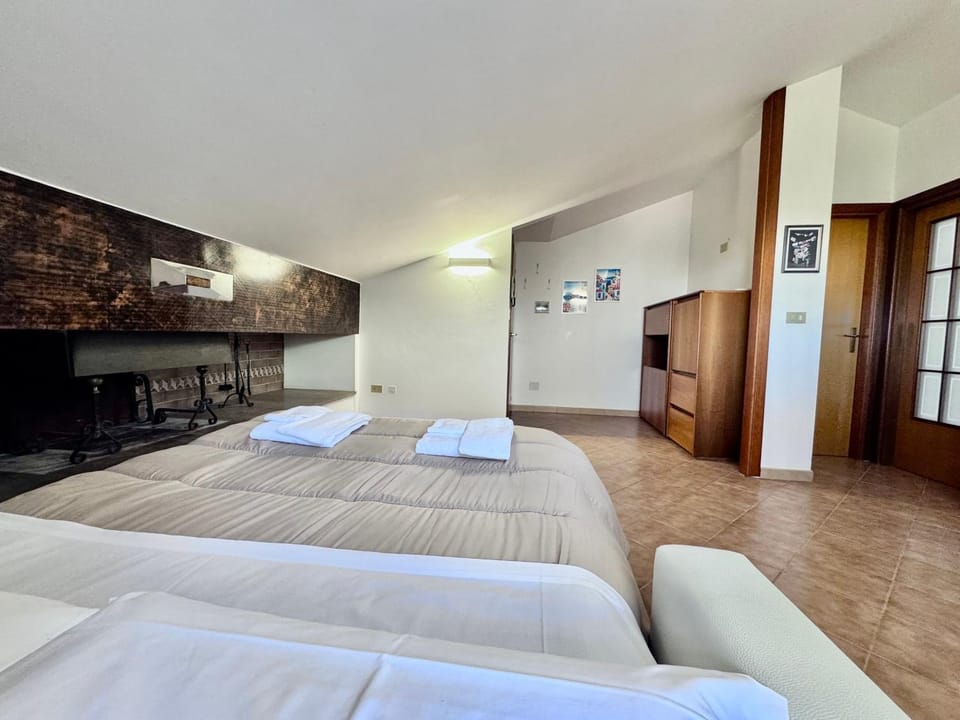 Bed, Living room, fireplace