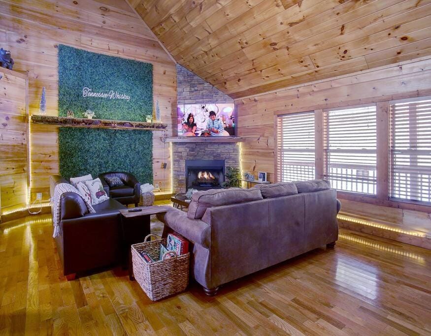 Great views-King beds-WIFI-ample parking-games House in Sevier County