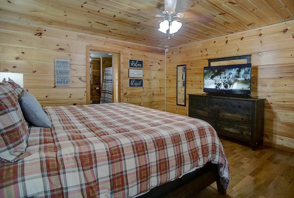 Great views-King beds-WIFI-ample parking-games House in Sevier County