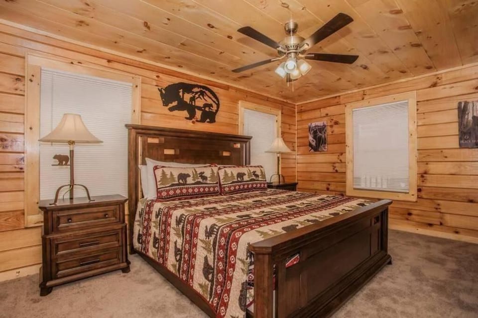 Papa Wolf's Cabin - POOL Community Cabin in Pigeon Forge