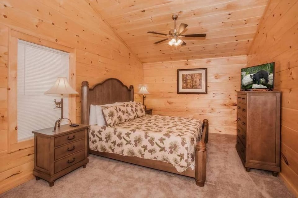 Papa Wolf's Cabin - POOL Community Cabin in Pigeon Forge